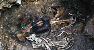 Descubren en Perú una tumba intacta de 2.700 años con restos de dos sacerdotes
Fotografía cedida, este 15 de septiembre, de una tumba descubierta con dos sacerdotes junto a una cerámica escultórica de asa estribo con cuerpo de serpiente y cabeza de jaguar, al lado de un collar de cuentas de oro, manchas de cinabrio rojo, malaquita verde, mineral negro y marrón.