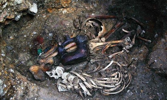 Descubren en Perú una tumba intacta de 2.700 años con restos de dos sacerdotes
Fotografía cedida, este 15 de septiembre, de una tumba descubierta con dos sacerdotes junto a una cerámica escultórica de asa estribo con cuerpo de serpiente y cabeza de jaguar, al lado de un collar de cuentas de oro, manchas de cinabrio rojo, malaquita verde, mineral negro y marrón.