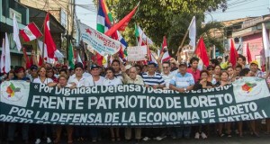 Indígenas mantienen paralizado el mayor lote petrolero de Perú
Un grupo de manifestantes grita consignas el 3 de septiembre de 2015, durante una protesta por la explotación privada de crudo en Iquitos (Perú).