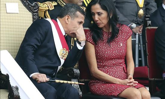 Congreso aprueba informe que recomienda investigar a la primera dama del Perú
El presidente peruano, Ollanta Humala (i), y la primera dama, Nadine Heredia (d).