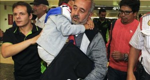 El refugiado sirio y sus hijos estrenan nuevo hogar y nueva vida en Getafe (Madrid)
Osama Abdul Mohsen (c) y su hijo, Zaid, los refugiados sirios zancadilleados por una periodista húngara cuando huían de la policía en Hungría, a su llegada a la estación de tren de Sants, en Barcelona, para partir hacia Madrid.