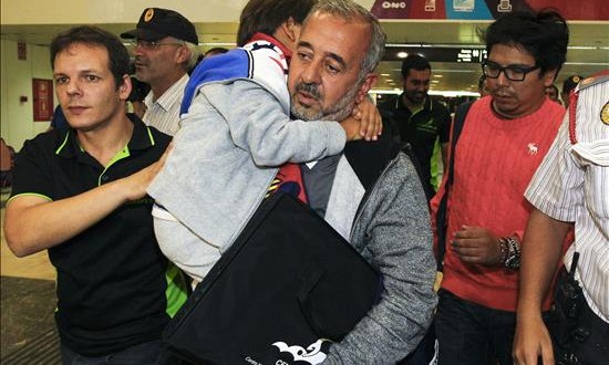 El refugiado sirio y sus hijos estrenan nuevo hogar y nueva vida en Getafe (Madrid)
Osama Abdul Mohsen (c) y su hijo, Zaid, los refugiados sirios zancadilleados por una periodista húngara cuando huían de la policía en Hungría, a su llegada a la estación de tren de Sants, en Barcelona, para partir hacia Madrid.
