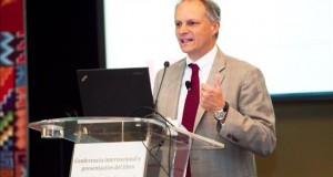 El FMI cataloga a Perú como referencia en transformación de economías emergentes
El director del Departamento del Hemisferio Occidental del Fondo Monetario Internacional (FMI), Alejandro Werner, presentó este jueves 17 de septiembre de 2015, en Lima, el libro "Perú: manteniéndose en el camino del éxito económico", en el que analiza las bases del crecimiento de la economía peruana durante los últimos treinta años.