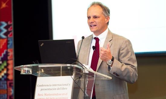 El FMI cataloga a Perú como referencia en transformación de economías emergentes
El director del Departamento del Hemisferio Occidental del Fondo Monetario Internacional (FMI), Alejandro Werner, presentó este jueves 17 de septiembre de 2015, en Lima, el libro "Perú: manteniéndose en el camino del éxito económico", en el que analiza las bases del crecimiento de la economía peruana durante los últimos treinta años.