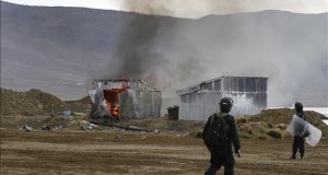 Perú y Bolivia realizan el primer operativo conjunto contra la minería ilegal
En la imagen, la Policía peruana destruye varias instalaciones utilizadas para la minería ilegal.