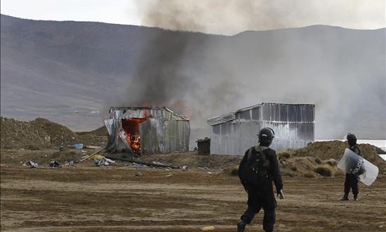 Perú y Bolivia realizan el primer operativo conjunto contra la minería ilegal
En la imagen, la Policía peruana destruye varias instalaciones utilizadas para la minería ilegal.