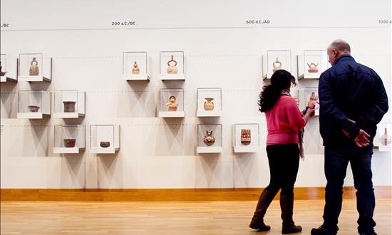 El Museo de Arte de Lima busca consolidarse entre los más destacados de la región
Dos visitantes aprenden sobre la historia de la cerámica en el Perú prehispánico durante su visita, este 18 de septiembre de 2015, al Museo de Arte de Lima (MALI), que reabrió sus puertas tras un proceso de restauración, con una muestra de 1.200 piezas de su colección de más de 17.000 obras que resumen 3.000 años de la historia del arte peruano.