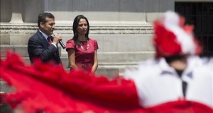 Humala afirma tener la "conciencia limpia" y rechaza las acusaciones contra su esposa
El presidente de Perú, Ollanta Humala, habla junto a la primera dama Nadine Heredia.