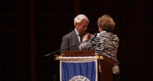 Vargas Llosa afirma que la literatura permite crear "mundos maravillosos"
El escritor peruano Mario Vargas Llosa recibe una condecoración como embajador ilustre de la Ciudad de Houston por parte de la concejal Ellen R. Cohen, este sábado, durante el cierre del Tercer Festival Internacional de Literatura que se celebró en Houston, Texas (Estados Unidos).