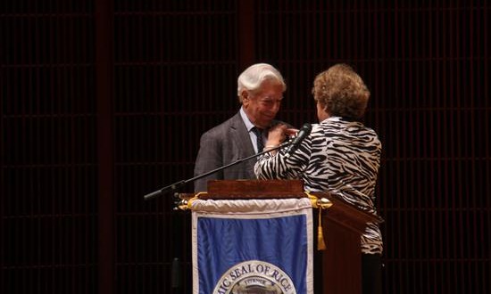 Vargas Llosa afirma que la literatura permite crear "mundos maravillosos"
El escritor peruano Mario Vargas Llosa recibe una condecoración como embajador ilustre de la Ciudad de Houston por parte de la concejal Ellen R. Cohen, este sábado, durante el cierre del Tercer Festival Internacional de Literatura que se celebró en Houston, Texas (Estados Unidos).