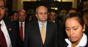 Perú confía en solucionar con diplomacia la discrepancia con Chile por la frontera
El presidente del Consejo de Ministros de Perú, Pedro Cateriano (c).