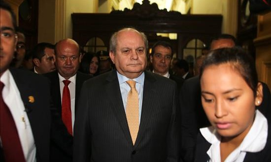 Perú confía en solucionar con diplomacia la discrepancia con Chile por la frontera
El presidente del Consejo de Ministros de Perú, Pedro Cateriano (c).