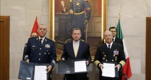 Ministros de Perú y México firman intercambio de conocimientos en defensa
Fotografía cedida por el Ministerio de Defensa de Perú, donde se ve al ministro peruano de Defensa, Jakke Valakivi (c) y a los secretarios mexicanos de Defensa Nacional, Salvador Cienfuegos (i), y de Marina, Vidal Francisco Soberón (d), posando tras firmar un acuerdo para intercambiar experiencias y capacitaciones en seguridad y defensa, hoy lunes 2 de noviembre de 2015, en Lima (Perú).