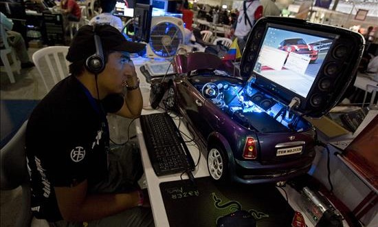 El 82 % de jóvenes iberoamericanos se sienten muy influenciados por internet
Un joven participante en la Campus Party en Sao Paulo (Brasil).