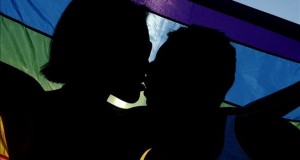 La Corte Constitucional de Colombia da vía libre a la adopción por parte de parejas homosexuales
En los debates primó la posición de reconocer que las parejas homosexuales son tan idóneas como las heterosexuales para criar a niños adoptados.