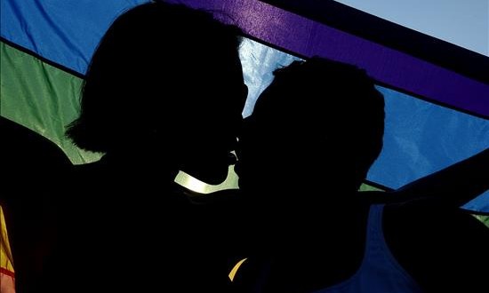 La Corte Constitucional de Colombia da vía libre a la adopción por parte de parejas homosexuales
En los debates primó la posición de reconocer que las parejas homosexuales son tan idóneas como las heterosexuales para criar a niños adoptados.