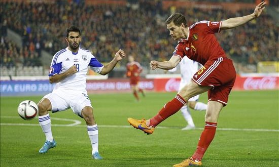 Bélgica, número uno por primera vez en la historia
El defensa de la selección de fútbol belga Jan Vertonghen (d) lucha por el control del balón con el defensa turco Orel Dgani (i) durante un partido de clasificación para la Eurocopa de 2016 en el estadio Rey Balduino de Bruselas, Bélgica, el pasado 13 de octubre.