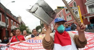 Unas 600 personas protestan en Lima contra la vulneración de los derechos laborales
Miembros de la Confederación General de Trabajadores del Perú (CGTP), del Sindicato de Trabajadores Estatales de Salud y estudiantes universitarios marchan, hoy jueves 5 de noviembre de 2015, por el centro de Lima rumbo al Congreso, "para rechazar la corrupción y vulneración de derechos laborales" en el actual Gobierno y pedir que se respete el pago de medio pasaje para los universitarios