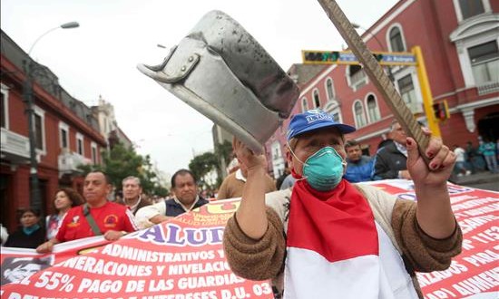 Unas 600 personas protestan en Lima contra la vulneración de los derechos laborales
Miembros de la Confederación General de Trabajadores del Perú (CGTP), del Sindicato de Trabajadores Estatales de Salud y estudiantes universitarios marchan, hoy jueves 5 de noviembre de 2015, por el centro de Lima rumbo al Congreso, "para rechazar la corrupción y vulneración de derechos laborales" en el actual Gobierno y pedir que se respete el pago de medio pasaje para los universitarios