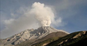 El volcán peruano Ubinas lanza una columna de ceniza de 2 kilómetros sobre su cráter
El Comité Científico de Monitoreo Permanente del El volcán peruano Ubinas lanza una columna de ceniza de 2 kilómetros sobre su cráter
El Comité Científico de Monitoreo Permanente del volcán Ubinas, conformado por el Observatorio Vulcanológico del Sur (OVS) del IGP y el Observatorio Vulcanológico (OVI) del Ingemmet, alertó que las cenizas se desplazarán especialmente en dirección sureste y afectarán a poblaciones del valle de Ubinas. , conformado por el Observatorio Vulcanológico del Sur (OVS) del IGP y el Observatorio Vulcanológico (OVI) del Ingemmet, alertó que las cenizas se desplazarán especialmente en dirección sureste y afectarán a poblaciones del valle de Ubinas.
