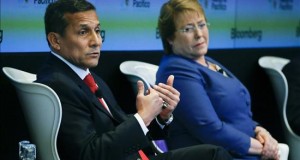 Perú niega la presencia de militares peruanos en la frontera con Chile
En la imagen, el presidente de Perú, Ollanta Humala (i), junto a su colega de Chile, Michelle Bachelet.
