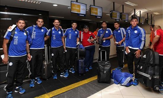 Paraguay parte a Perú con más autoestima tras su ascenso en el ránking de la FIFA
Jugadores de la selección paraguaya de fútbol, Ramón Diaz, llegan al Aeropuerto Internacional Silvio Pettirossi este 9 de noviembre de 2015, en Asunción (Paraguay).