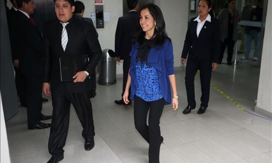 La primera dama de Perú guarda silencio en el Congreso y solo declarará en la Fiscalía
La primera dama peruana, Nadine Heredia (d), llega para una audiencia ante la comisión de Fiscalización del Congreso hoy, lunes 9 de noviembre de 2015, en Lima