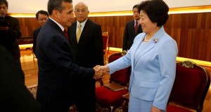 Humala se reúne con la jefa del Frente Unido del Partido Comunista de China
Fotografía cedida por la presidencia de Perú en la que se registró al mandatario peruano Ollanta Humala (3-i) al saludar a la jefa del Frente Unido del Comité Central del Partido Comunista de China (PCCh), S (d), en Palacio de Gobierno de Lima (Perú).