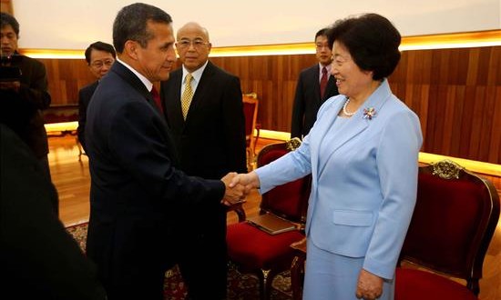 Humala se reúne con la jefa del Frente Unido del Partido Comunista de China
Fotografía cedida por la presidencia de Perú en la que se registró al mandatario peruano Ollanta Humala (3-i) al saludar a la jefa del Frente Unido del Comité Central del Partido Comunista de China (PCCh), S (d), en Palacio de Gobierno de Lima (Perú).