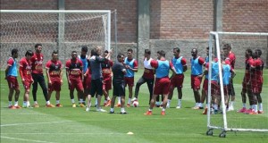 Claudio Pizarro no entrenó con Perú por molestias en una rodilla
El seleccionador de Perú, el argentino Ricardo Gareca (c), da instrucciones a sus jugadores en un entrenamiento este martes 10 de noviembre de 2015, en Lima, previo al encuentro que sostendrá la selección peruana contra su similar de Paraguay este 13 de noviembre por las eliminatorias sudamericanas al mundial de Rusia 2018.