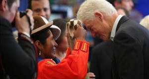 Bill Clinton dice en Lima que el empoderamiento de las mujeres es esencial para Perú
El expresidente de Estados Unidos Bill Clinton (d) fue registrado este miércoles al recibir una bufanda típica andina de manos de una mujer peruana, durante una visita a la planta Chakipi Acceso, en Lima (Perú).