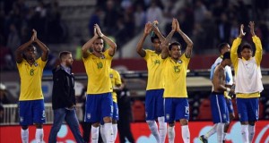 Brasil intentará mejorar su poderío ante un Perú que quiere hacer historia
Jugadores de Brasil festejan luego del empate ante la seleccion de Argentina el 13 de noviembre de 2015, durante el partido entre las selecciones de ambos países, clasificatorio para el Mundial Rusia 2018, en el estadio Monumental de Buenos Aires.