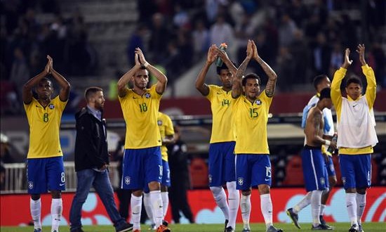Brasil intentará mejorar su poderío ante un Perú que quiere hacer historia
Jugadores de Brasil festejan luego del empate ante la seleccion de Argentina el 13 de noviembre de 2015, durante el partido entre las selecciones de ambos países, clasificatorio para el Mundial Rusia 2018, en el estadio Monumental de Buenos Aires.