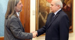 El primer ministro de Perú se reúne con el senador chileno Juan Pablo Letelier
Fotografía cedida por el Consejo de Ministros de Perú que muestra al primer ministro peruano, Pedro Cateriano (d), mientrás estrecha la mano del senador chileno del Partido Socialista Juan Pablo Letelier (i), hoy lunes 16 de noviembre de 2015, en el Palacio de Gobierno de Lima (Perú).