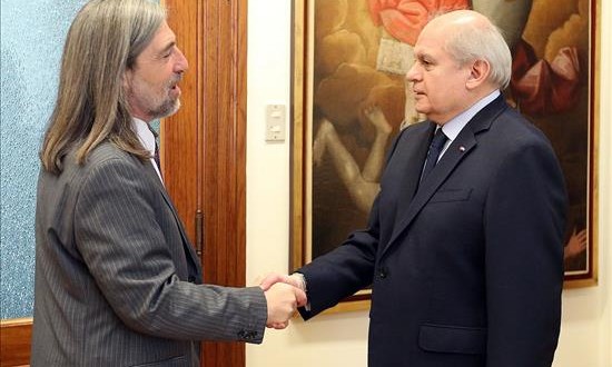 El primer ministro de Perú se reúne con el senador chileno Juan Pablo Letelier
Fotografía cedida por el Consejo de Ministros de Perú que muestra al primer ministro peruano, Pedro Cateriano (d), mientrás estrecha la mano del senador chileno del Partido Socialista Juan Pablo Letelier (i), hoy lunes 16 de noviembre de 2015, en el Palacio de Gobierno de Lima (Perú).