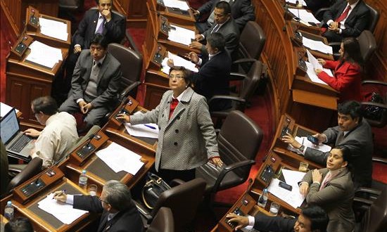 Comisión del Congreso propone que narcotraficantes no sean indultados en Perú
La congresista opositora Rosa Mavila (c) presidió la comisión del Congreso.