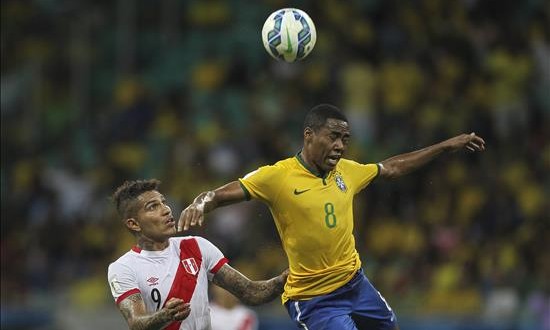Guerrero lamenta la oportunidad que desperdició y que hubiera cambiado el partido
El jugador Paolo Guerrero (i) de Perú disputa el balón con Elias (d) de Brasil, este 17 de noviembre, durante un partido entre Perú y Brasil de las eliminatorias sudamericanas para el Mundial de Fútbol Rusia 2018, que se disputa en el Estadio de Fonte Nova en Salvador, Bahía (Brasil).