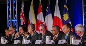 El TPP se firmará en febrero 2016 y tendrá un plazo de dos años para la entrada en vigor
El representante de Comercio de Estados Unidos, Michael Froman (c), comparece en rueda de prensa junto a los representantes de once países del Pacífico en Atlanta, Estados Unidos, el pasado mes de octubre, tras alcanzar un acuerdo para el más ambicioso pacto comercial jamás logrado, que representa el 40 % de la economía mundial.