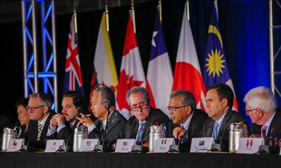 El TPP se firmará en febrero 2016 y tendrá un plazo de dos años para la entrada en vigor
El representante de Comercio de Estados Unidos, Michael Froman (c), comparece en rueda de prensa junto a los representantes de once países del Pacífico en Atlanta, Estados Unidos, el pasado mes de octubre, tras alcanzar un acuerdo para el más ambicioso pacto comercial jamás logrado, que representa el 40 % de la economía mundial.