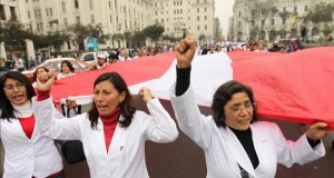 El BID presta 300 millones de dólares a Perú para modernizar su sanidad
Cientos de médicos del sector público marchan hacia el Congreso de Perú en una huelga como medida de protesta por sus bajos salarios, en Lima.