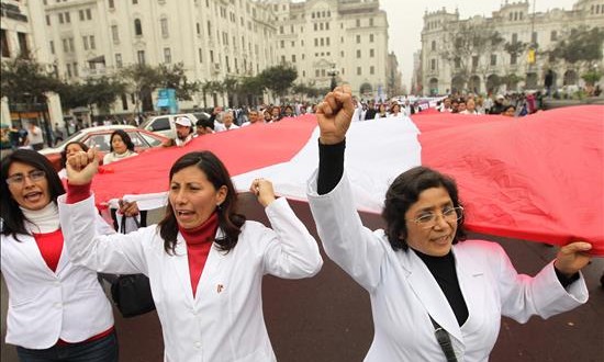 El BID presta 300 millones de dólares a Perú para modernizar su sanidad
Cientos de médicos del sector público marchan hacia el Congreso de Perú en una huelga como medida de protesta por sus bajos salarios, en Lima.