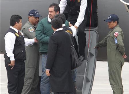 Exasesor de Humala encarcelado solicita a jueza el cese de prisión preventiva
El empresario Martín Belaunde Lossio (c) a su llegada a Lima (Perú), el pasado 29 de mayo.