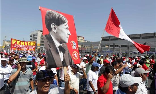 Gremios de trabajadores marchan en Lima contra la corrupción y la inseguridad
La movilización partió en la tarde desde el parque Campo de Marte y recorrió algunas de las principales avenidas y calles de la capital peruana hasta llegar a la Plaza 2 de mayo
