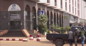 Liberan a 80 rehenes del hotel de Bamako en medio de disparos de asaltantes
Captura de video facilitada por Africable Televisión que muestra a personal militar de Mali asegurarando los alrededores del hotel de lujo Radisson Blu, hoy en Bamako, Mali