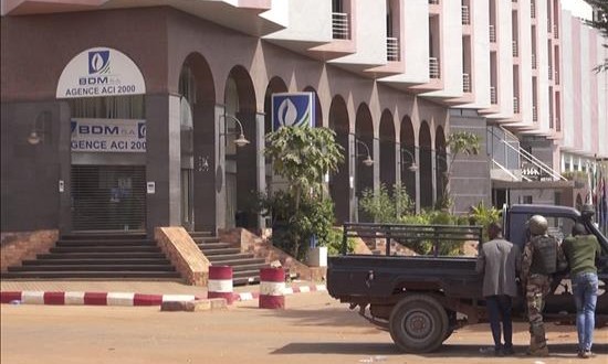 Liberan a 80 rehenes del hotel de Bamako en medio de disparos de asaltantes
Captura de video facilitada por Africable Televisión que muestra a personal militar de Mali asegurarando los alrededores del hotel de lujo Radisson Blu, hoy en Bamako, Mali