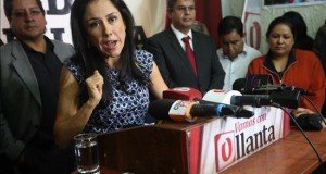 La primera dama de Perú se somete a un peritaje en la investigación de sus agendas
La primera dama peruana, Nadine Heredia (c).