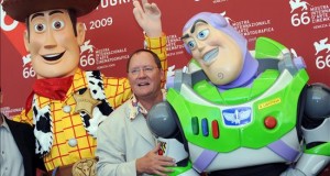 Hace 20 años, Pixar revolucionó la animación con "Toy Story"
El director estadounidense John Lasseter posa para los fotógrafos junto a los personajes de la película 'Toy Story', el vaquero Woody (i) y el astronauta Buzz Lightyear (d).