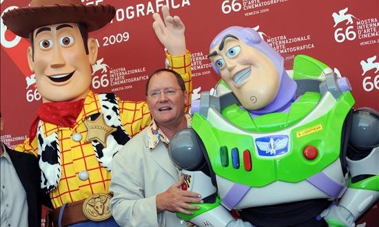 Hace 20 años, Pixar revolucionó la animación con "Toy Story"
El director estadounidense John Lasseter posa para los fotógrafos junto a los personajes de la película 'Toy Story', el vaquero Woody (i) y el astronauta Buzz Lightyear (d).