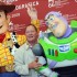 Hace 20 años, Pixar revolucionó la animación con "Toy Story"
El director estadounidense John Lasseter posa para los fotógrafos junto a los personajes de la película 'Toy Story', el vaquero Woody (i) y el astronauta Buzz Lightyear (d).