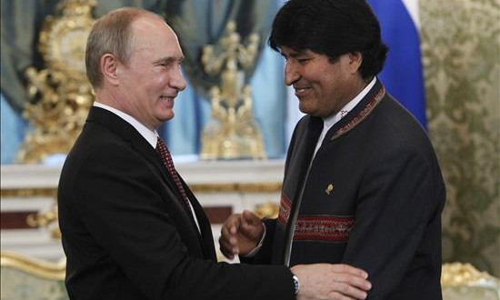 Morales celebrará reuniones bilaterales con Putin, Rohaní y Maduro en la cumbre del gas
En la imagen, el presidente ruso, Vladímir Putin (i), saluda a su homólogo boliviano, Evo Morales.